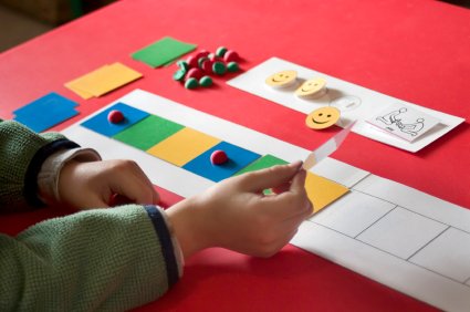 Teaching the Autistic Homeschooler 7 autistic child performing a congnitive excercise for pattern perception