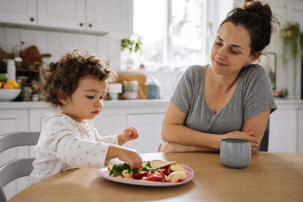 Picky Eater Toddler Tips: Simple Ways to Make Mealtimes Calm Again 7 Picky eater toddler tips — a toddler at a family kitchen table exploring colorful foods on a plate, a parent nearby with a relaxed expression, warm natural light.