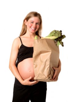 Pregnancy: 5 changes to make in your diet now 8 Young pregnant woman with a healthy bag of groceries