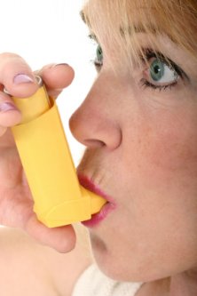pregnant woman using a rescue inhaler