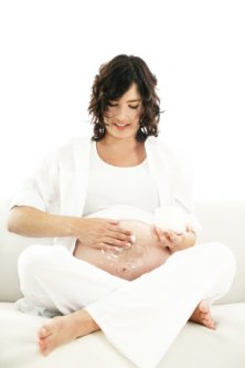 Pregnancy Skin Care Tips 8 pregnant women applying cream to her tummy