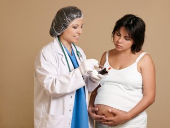 Pregnancy - Midwife or Not? 8 pregnant woman consulting with nurse midwife