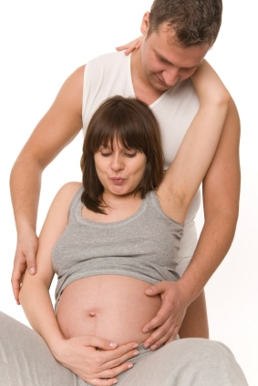 expectant-parents-childbirth-practice expectant parents practicing for childbirth